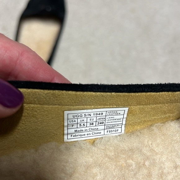 UGG Black Suede Shearling Lined Kilt Loafers Size 7 S/N 1949 - Picture 6 of 9